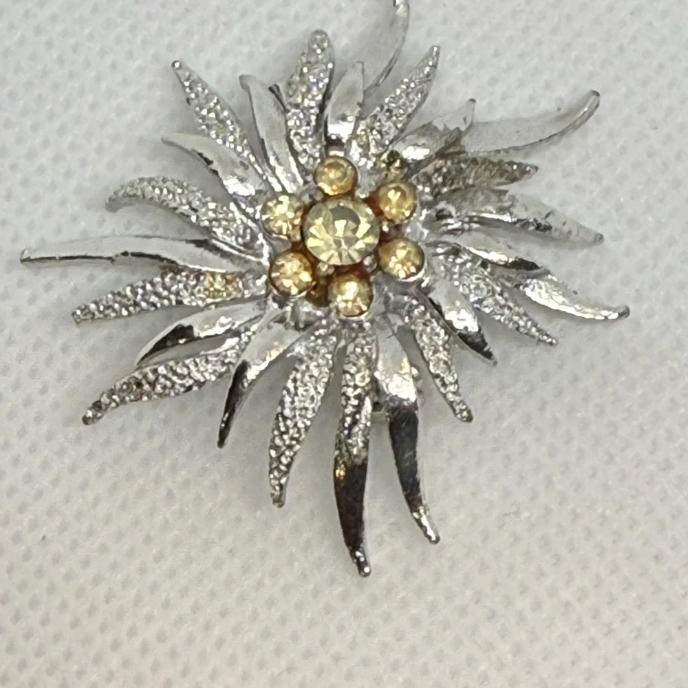 Vintage Mid Century rhinestone flower brooch, edelweiss or chrysanthemum Crystal